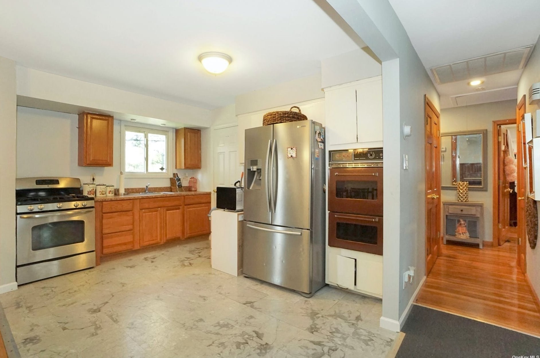 21 Middle Dr, Hunt NY 11743-4513 exterior