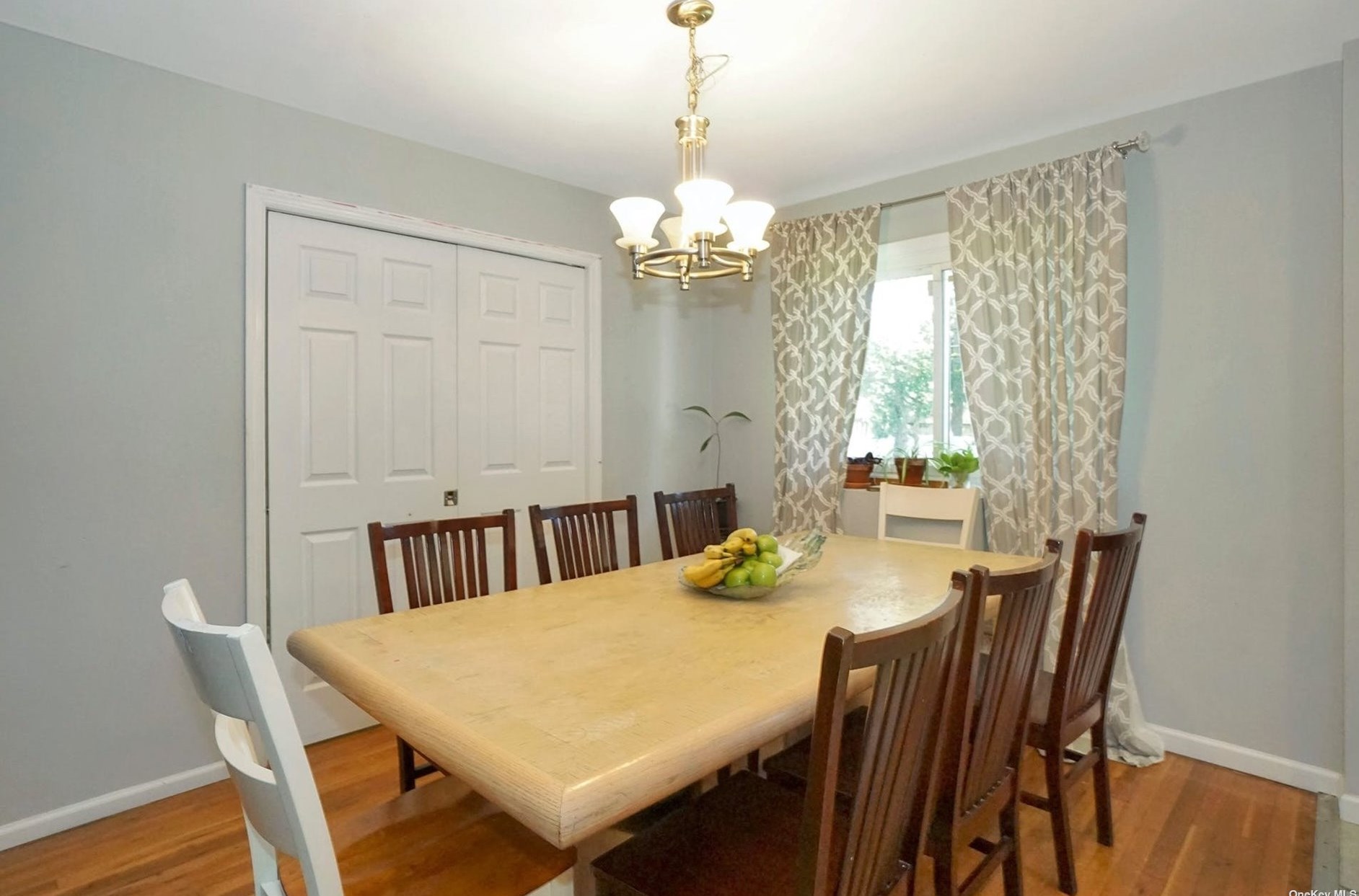 21 Middle Dr, Hunt NY 11743-4513 exterior