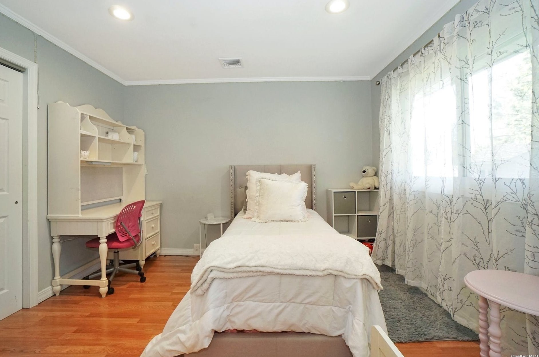 21 Middle Dr, Hunt NY 11743-4513 exterior