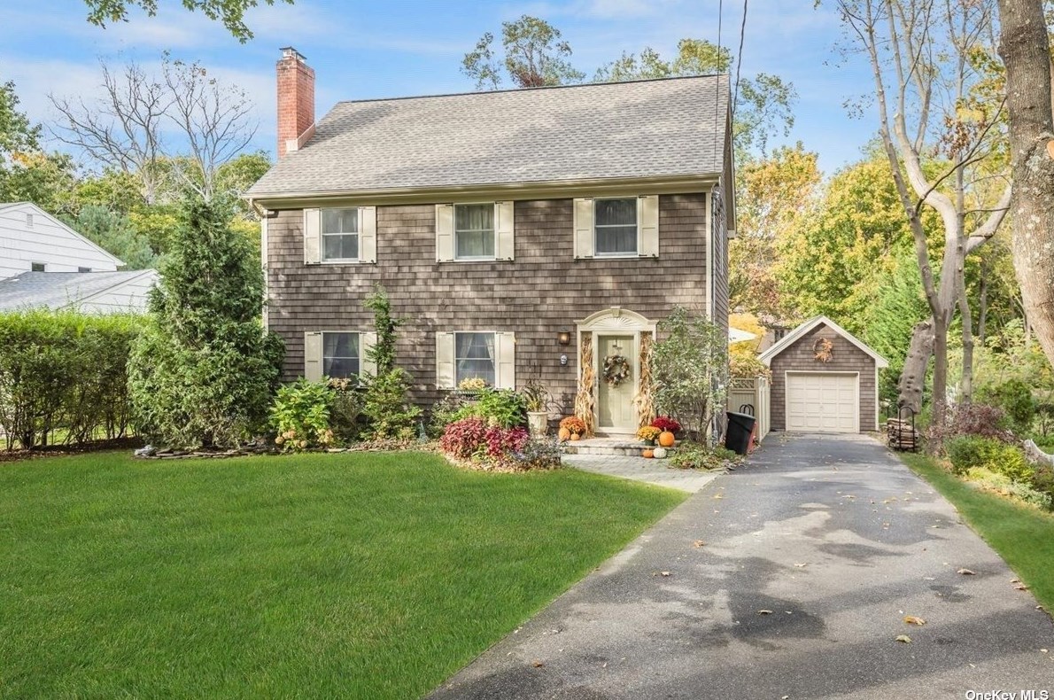 385 Main St, Strongs Neck, NY 11733-3830