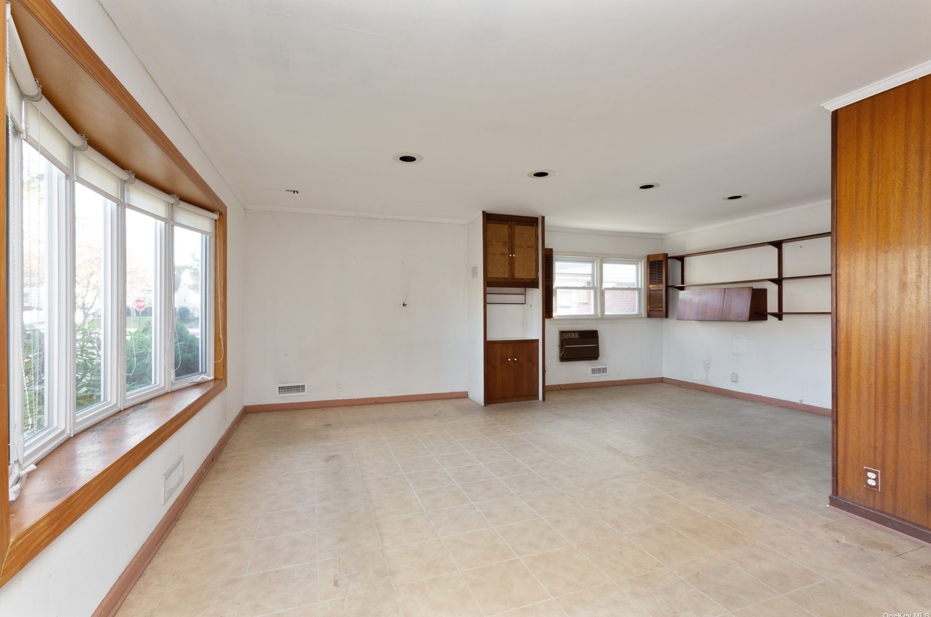 46-34 247th St, Flushing, NY 11362-1637