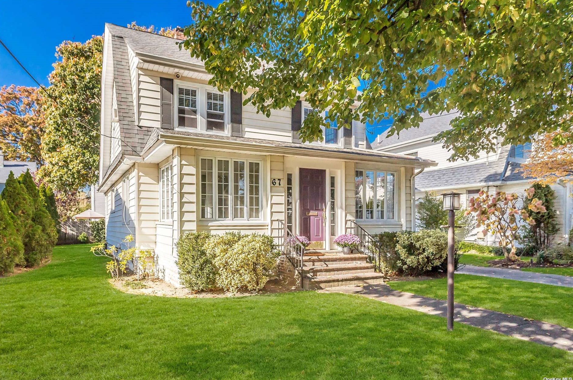 67 Harding Ave, Lynbrook, NY 11563-1435