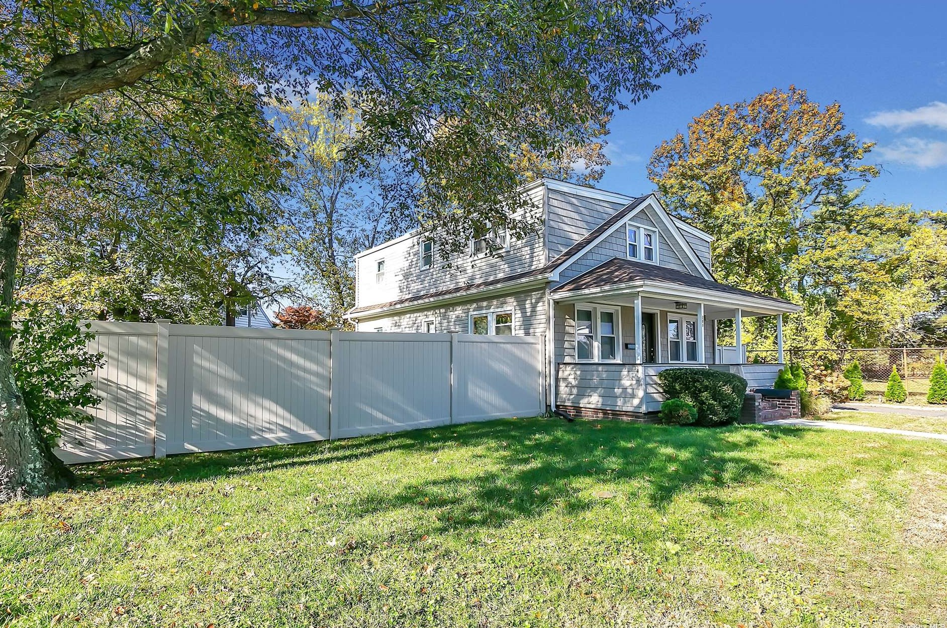 281 Lawrence St, Hempstead, NY 11553-1014