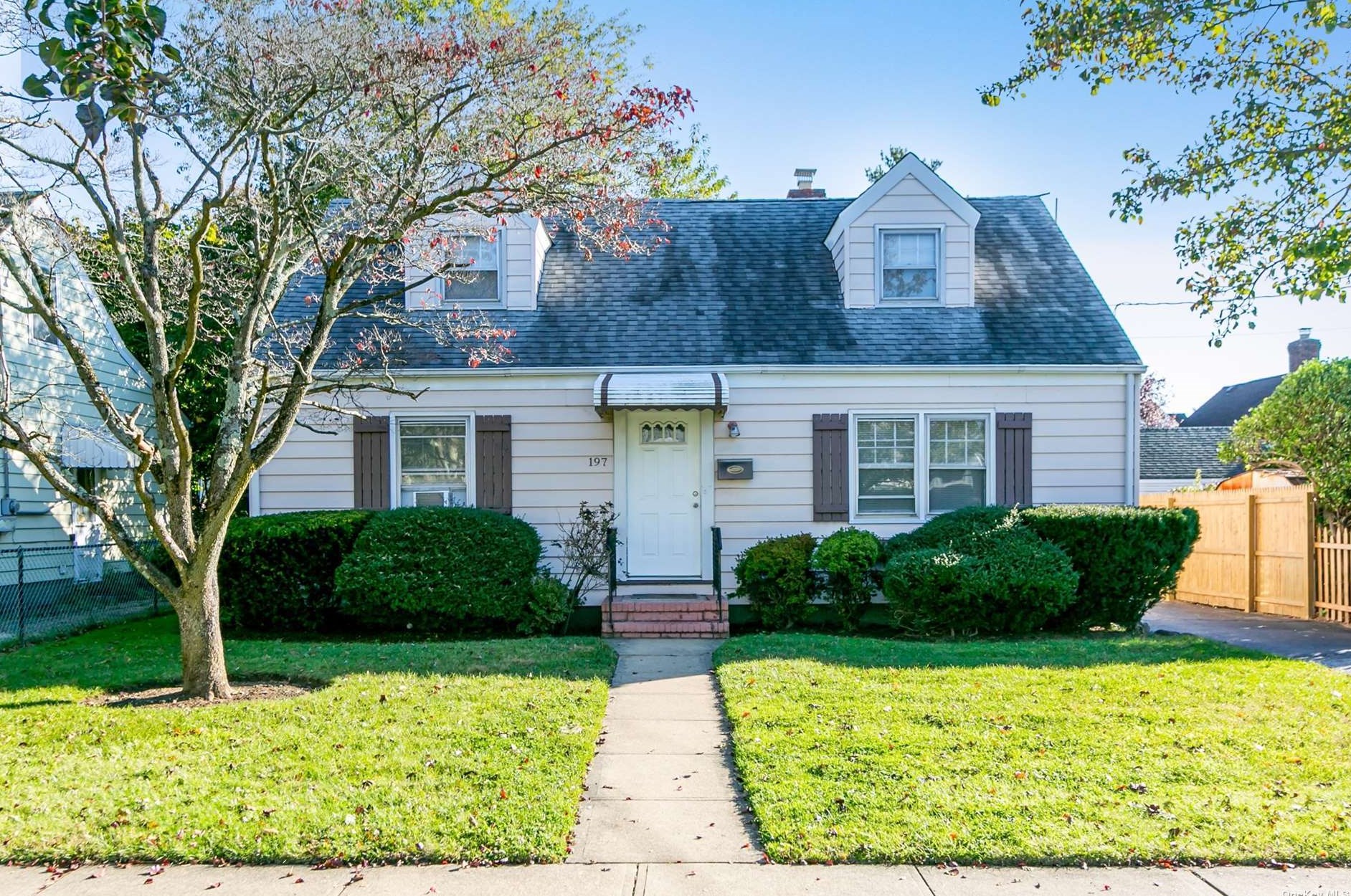 197 Sweezy Ave, Freeport, NY 11520-4117