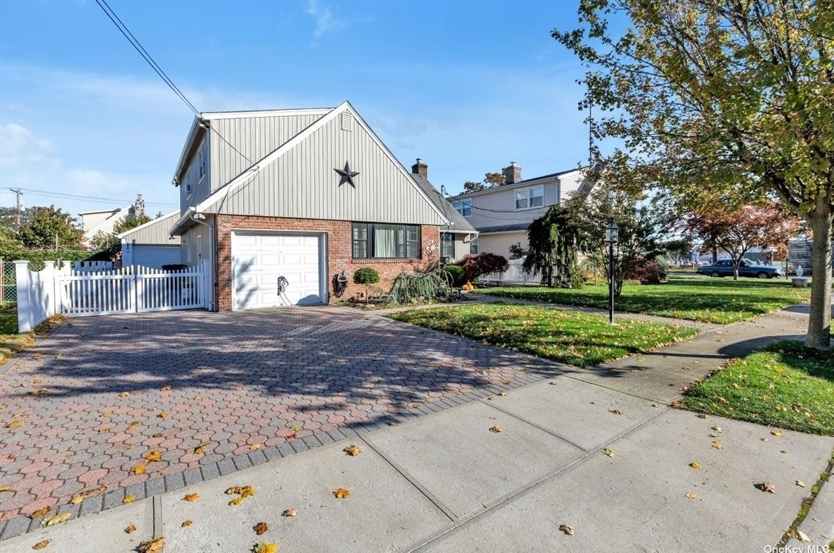 4 Upton Pl, Garden City, NY 11501-3432