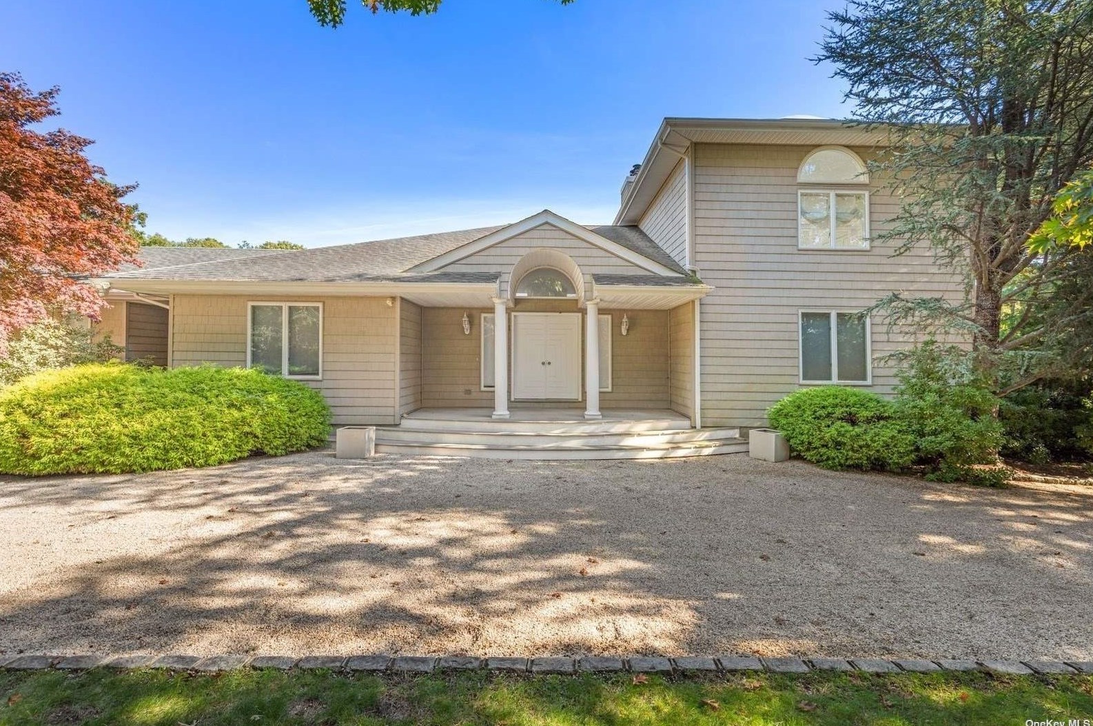4 Honeysuckle Ln, East Quogue, NY 11942