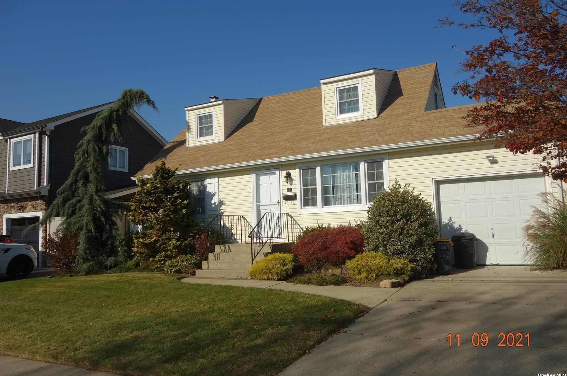 251 Cedar St, East Massapequa, NY 11758-2821