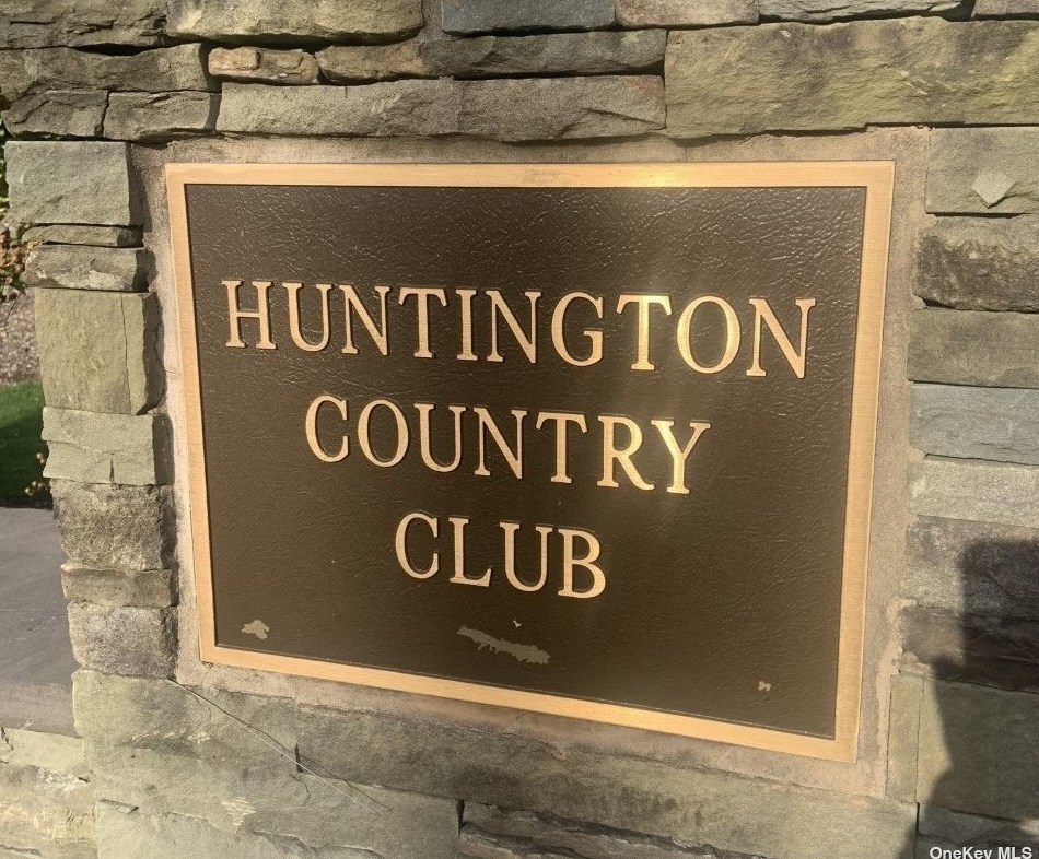 2 Bower Pl, Hunt NY 11743-2607 exterior