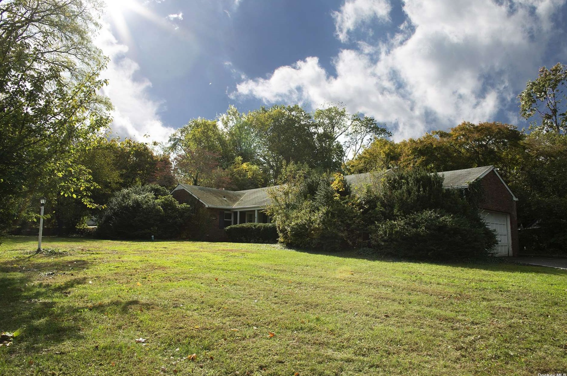 2 Bower Pl, Hunt, NY 11743-2653