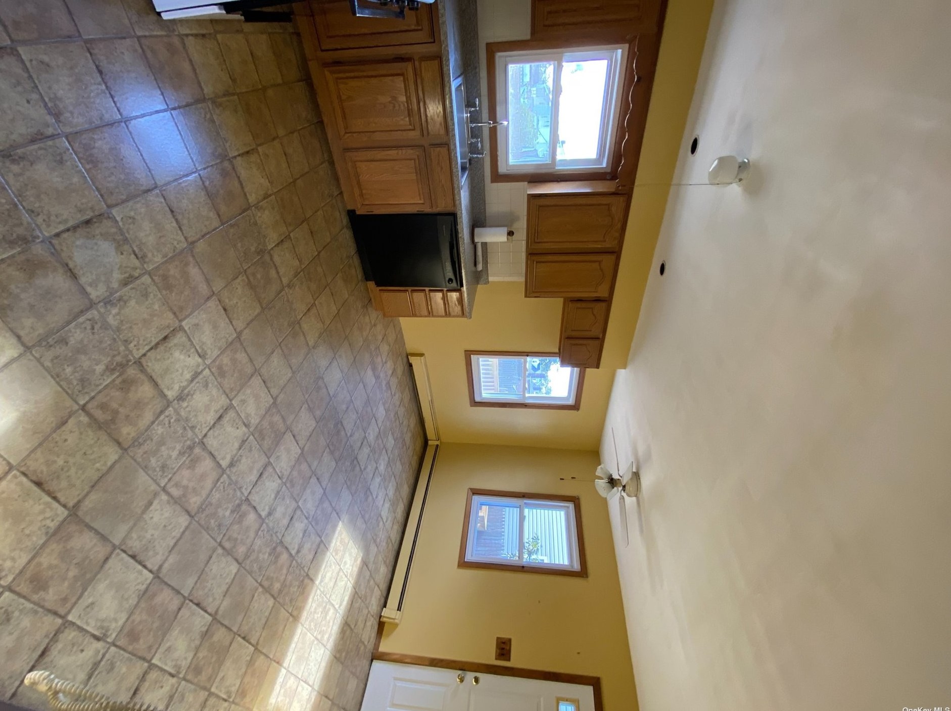 150 Coolidge Dr, Hempstead, NY 11554-1628