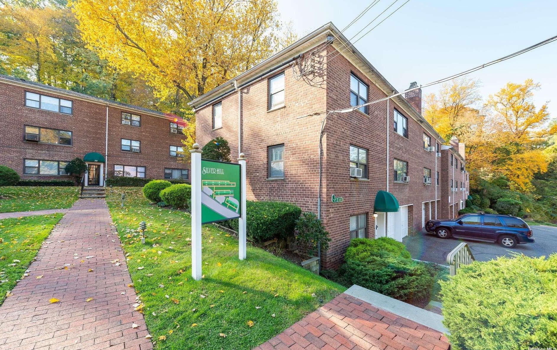 313 Main St, East Hills, NY 11576-2117