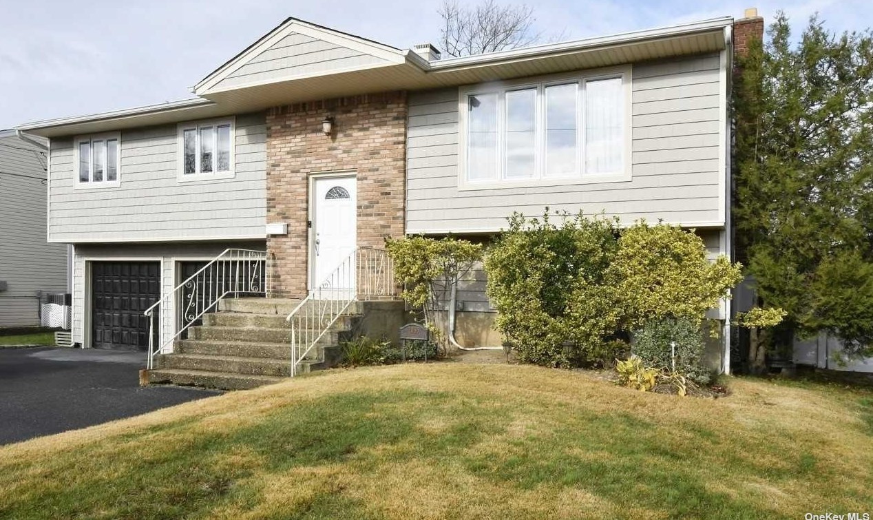 2085 Kenneth Rd, North Merrick, NY 11566-5508