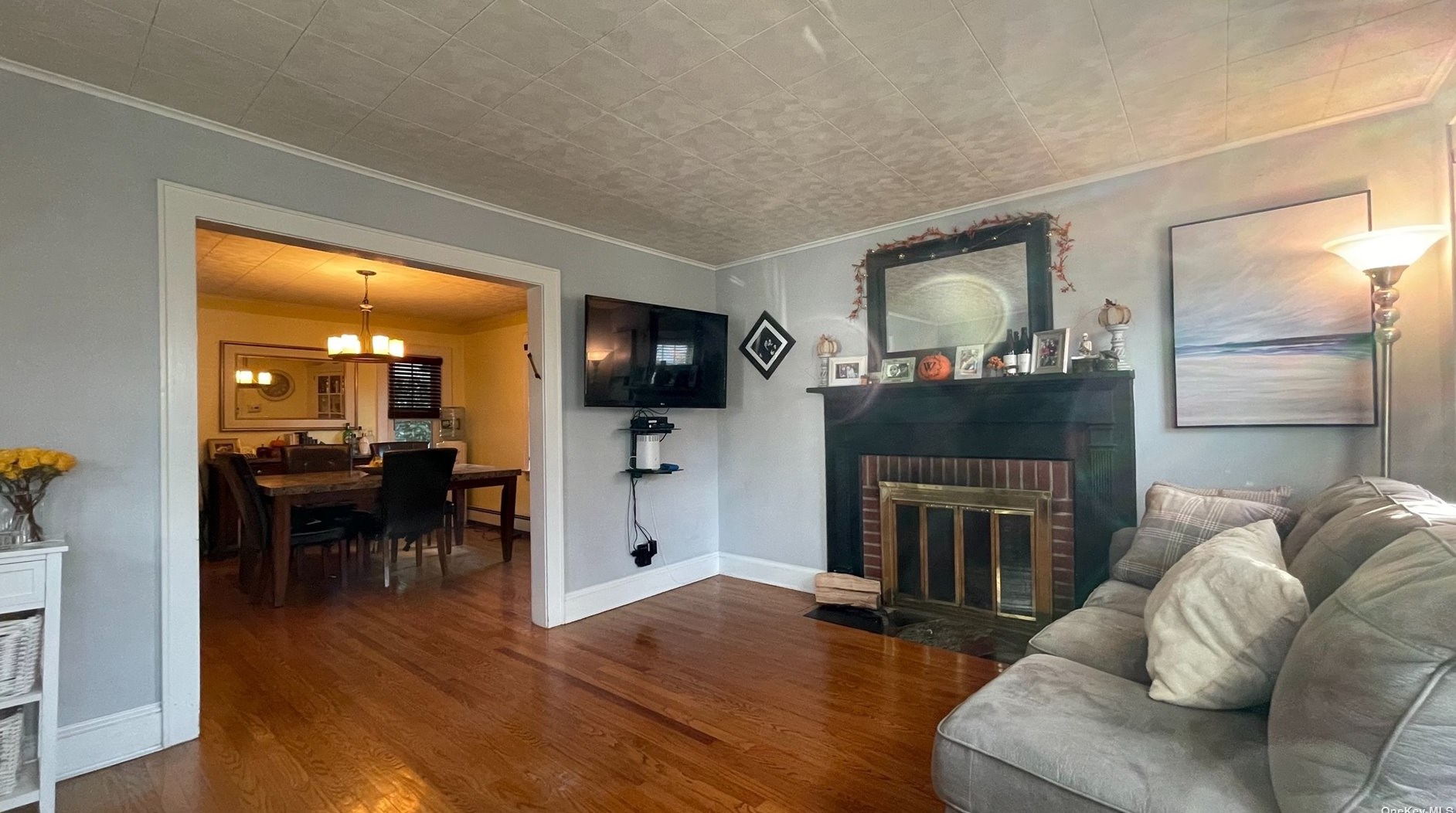 9 Chestnut St, Rockville Centre, NY 11570-5103