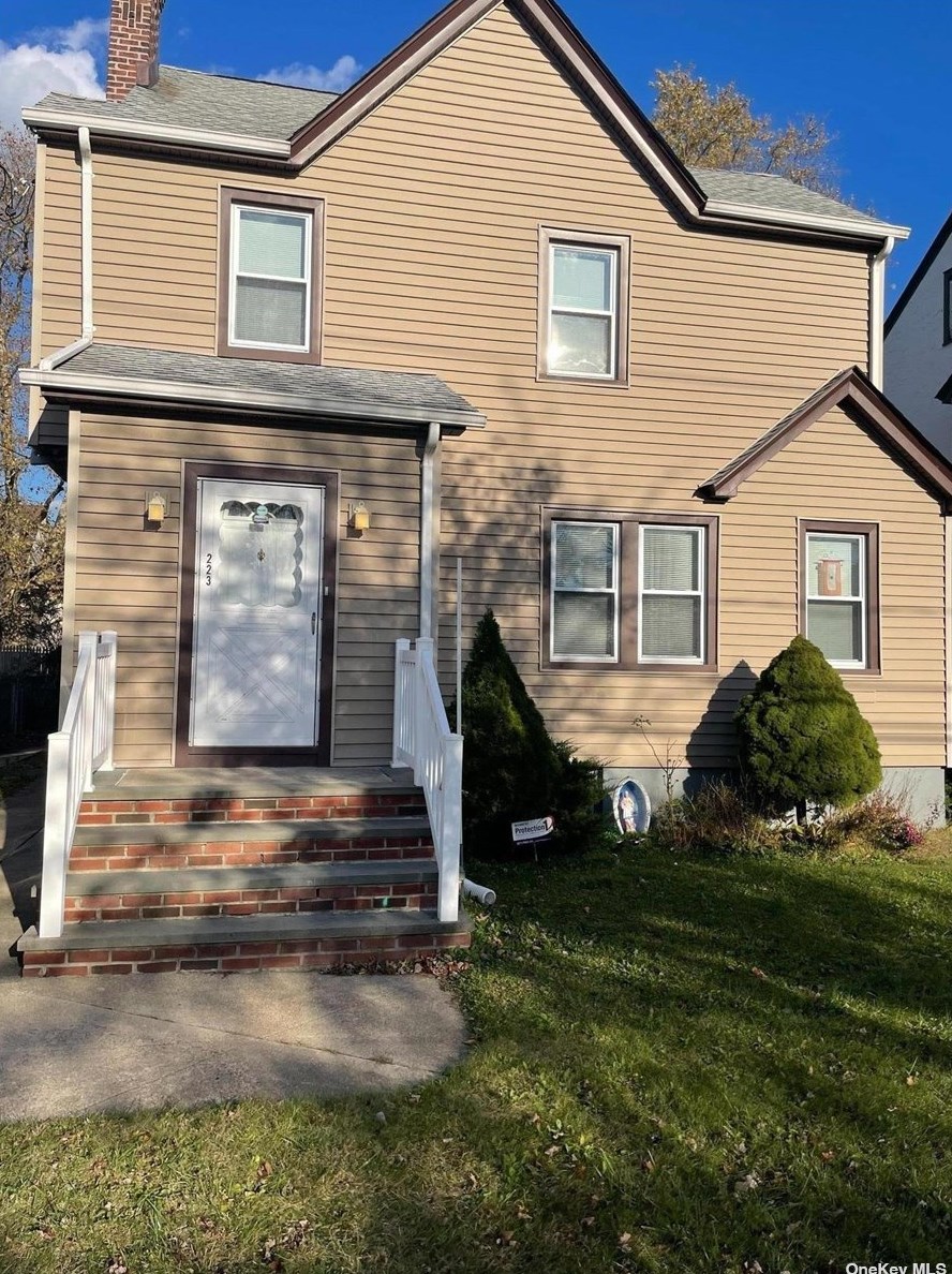 223 Lindberg St, Hempstead, NY 11552-2430