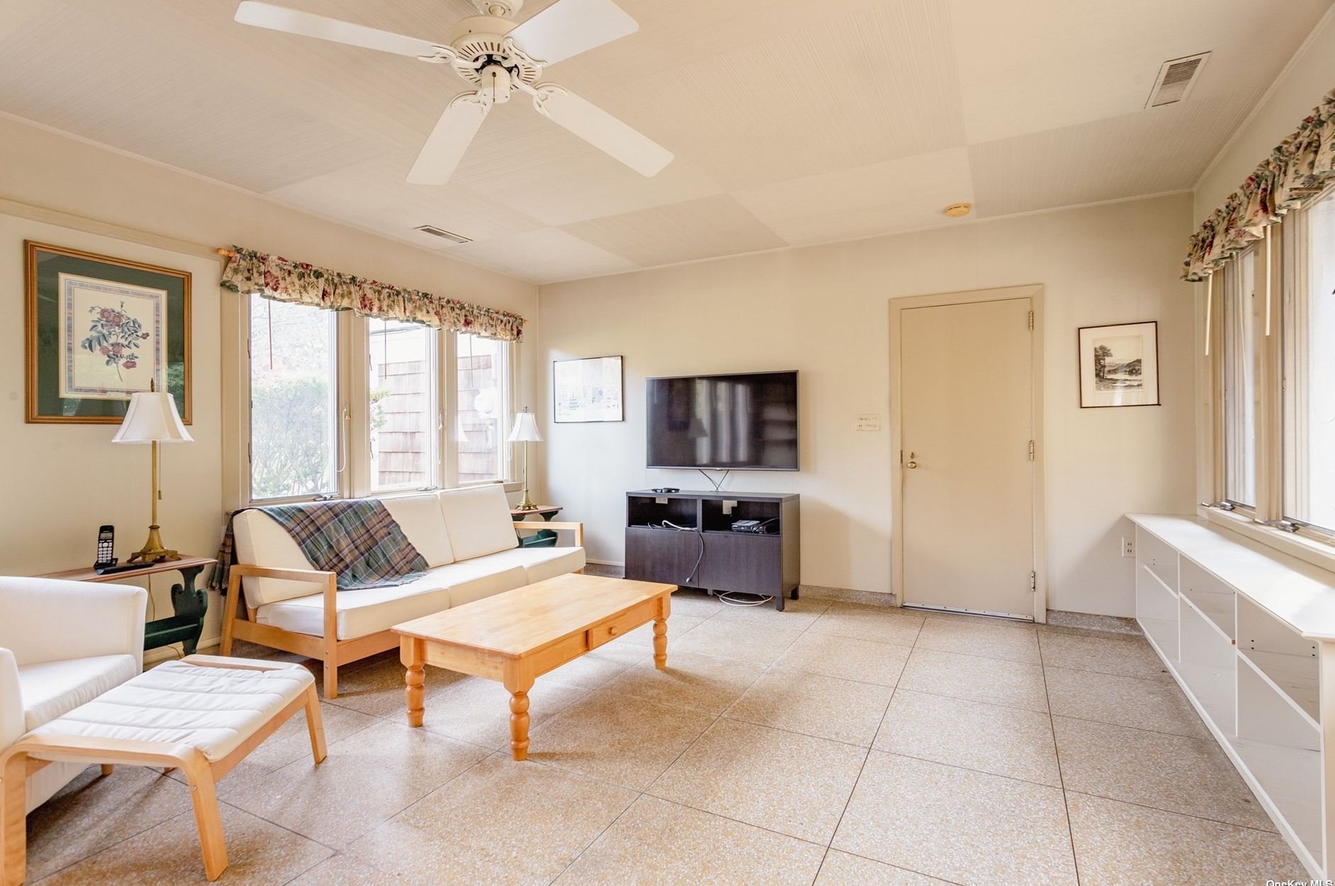 5 Fleetwood Dr, Hunt NY 11743-1332 exterior