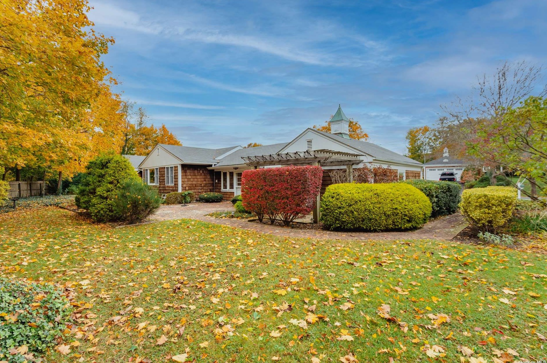 5 Fleetwood Dr, Hunt NY 11743-1332 exterior