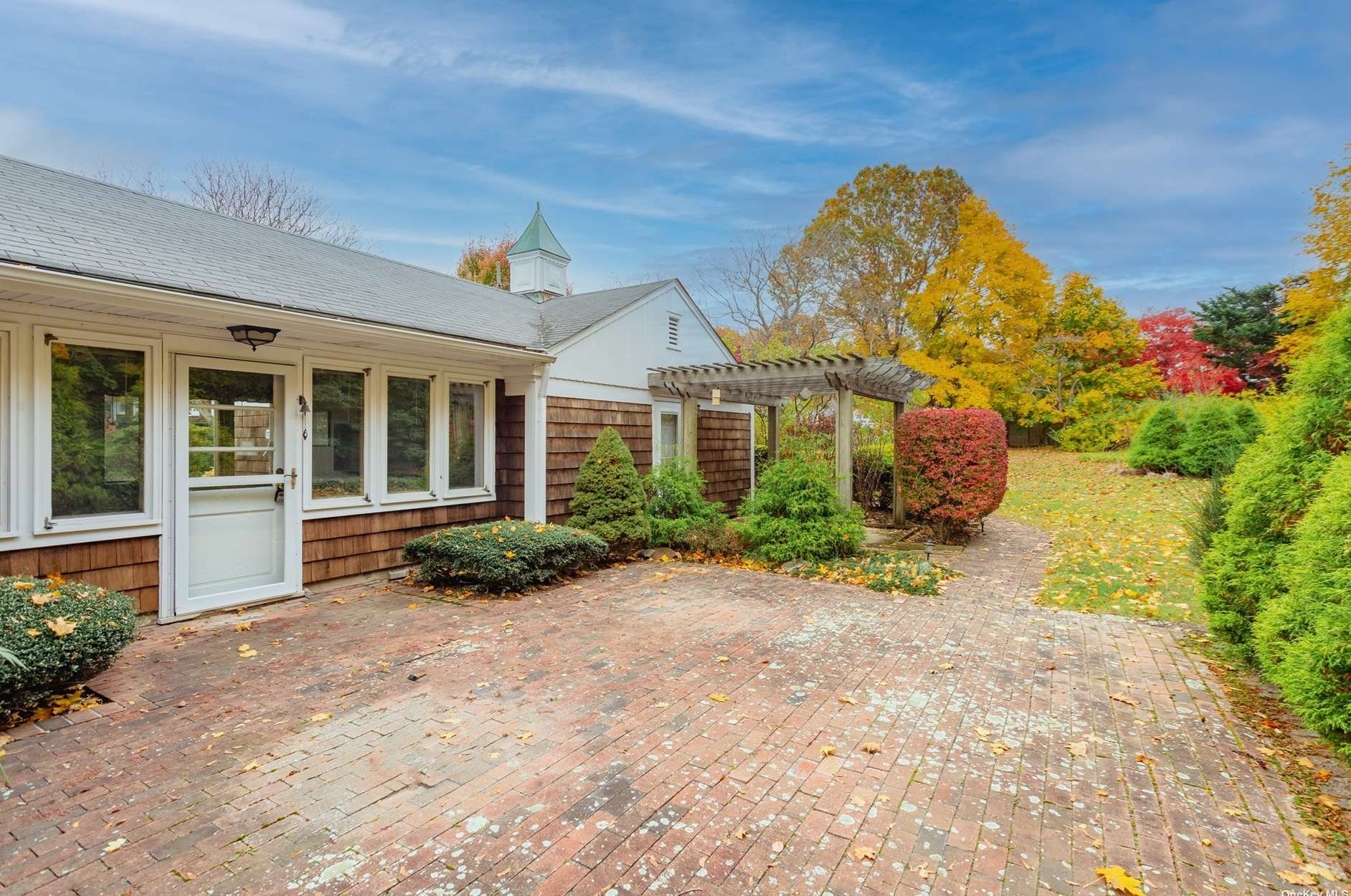 5 Fleetwood Dr, Hunt NY 11743-1332 exterior