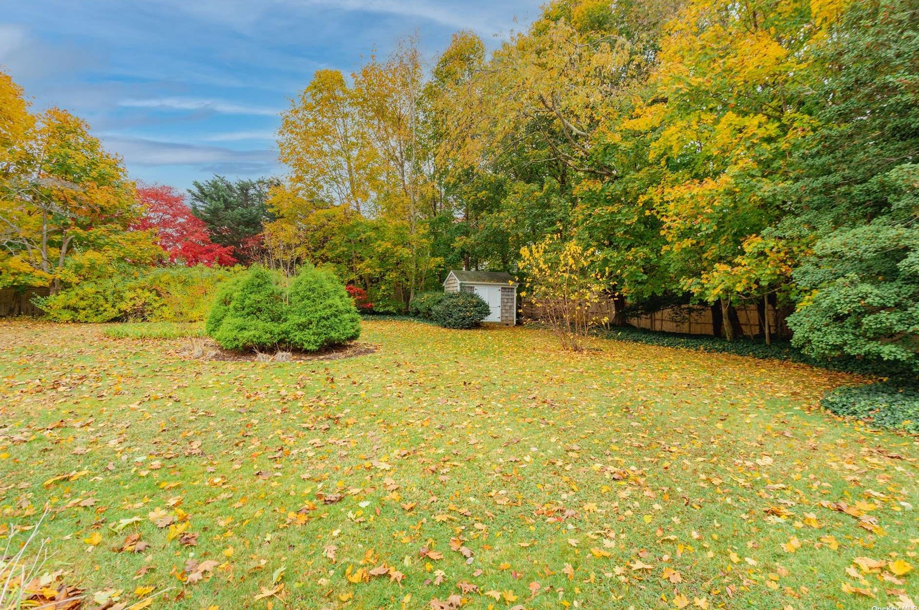 5 Fleetwood Dr, Hunt NY 11743-1332 exterior