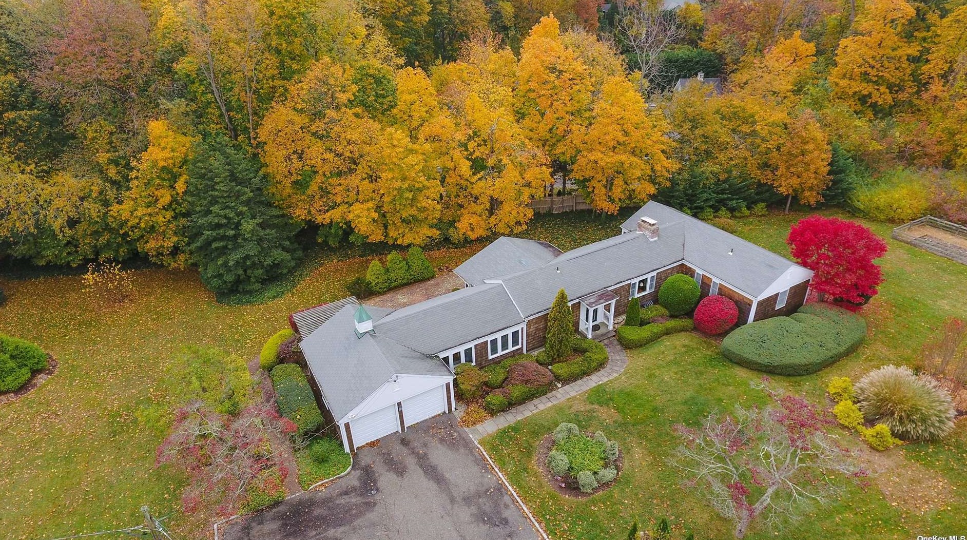 5 Fleetwood Dr, Hunt NY 11743-1332 exterior