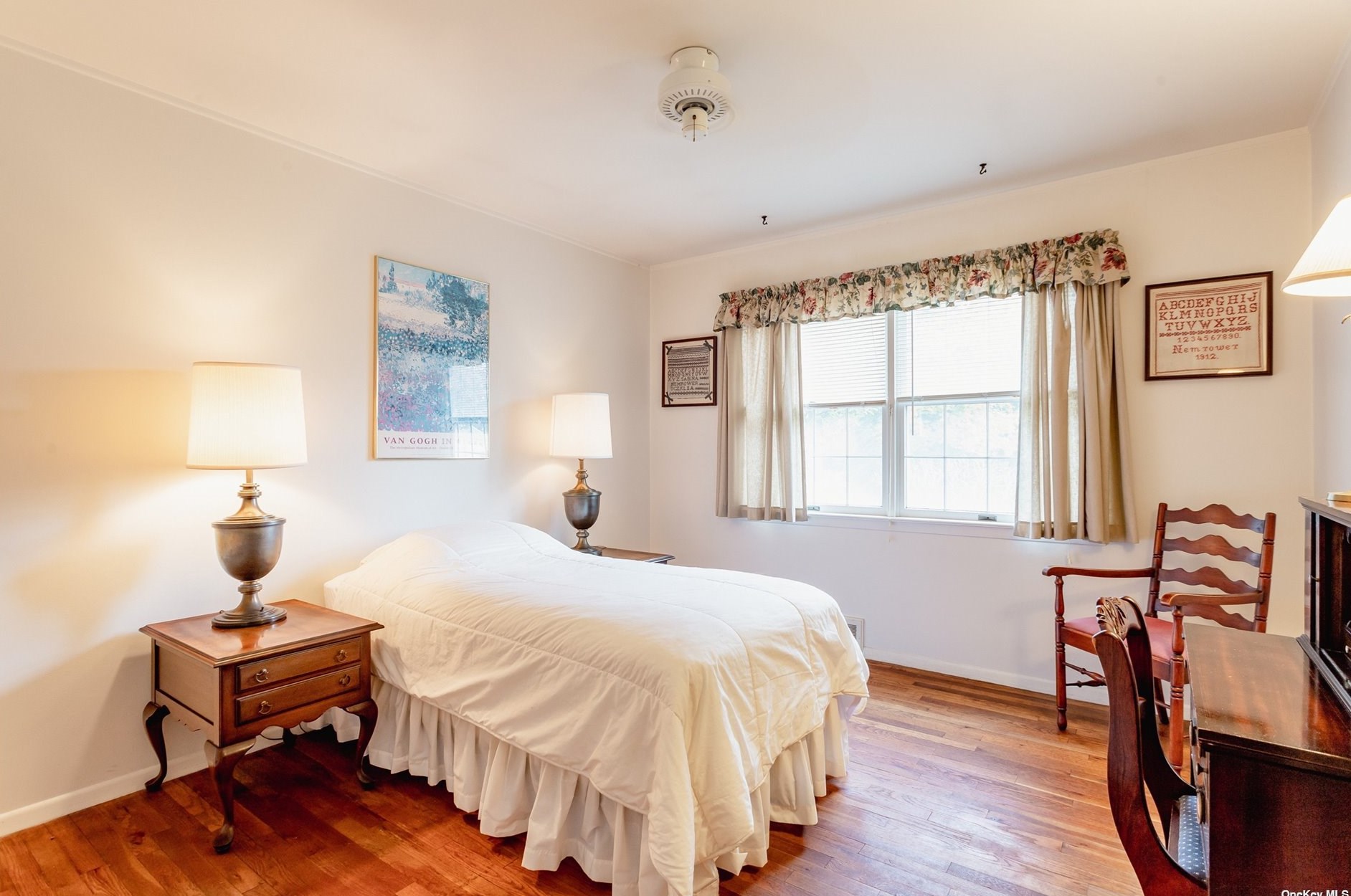 5 Fleetwood Dr, Hunt NY 11743-1332 exterior