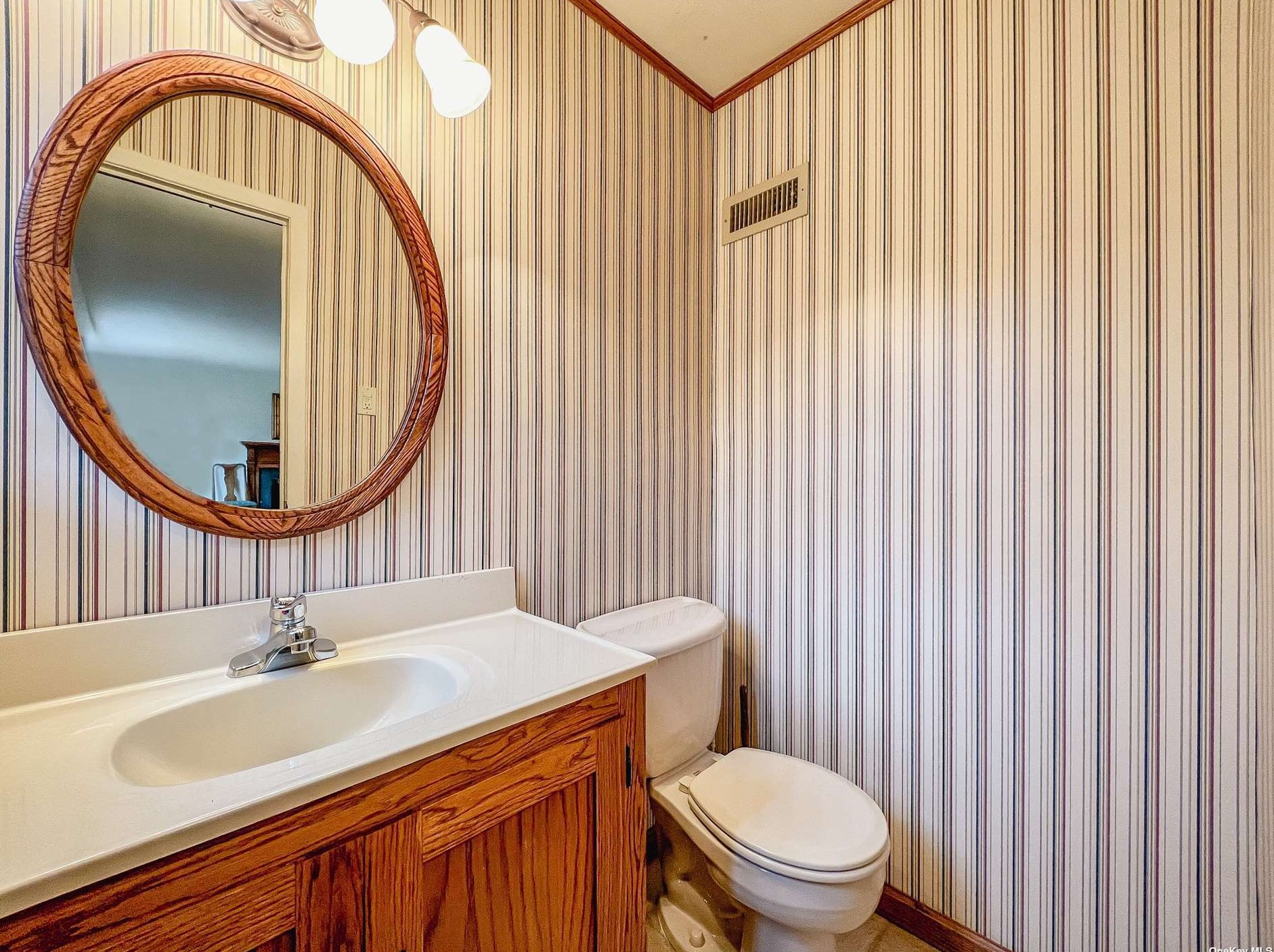 5 Fleetwood Dr, Hunt NY 11743-1332 exterior