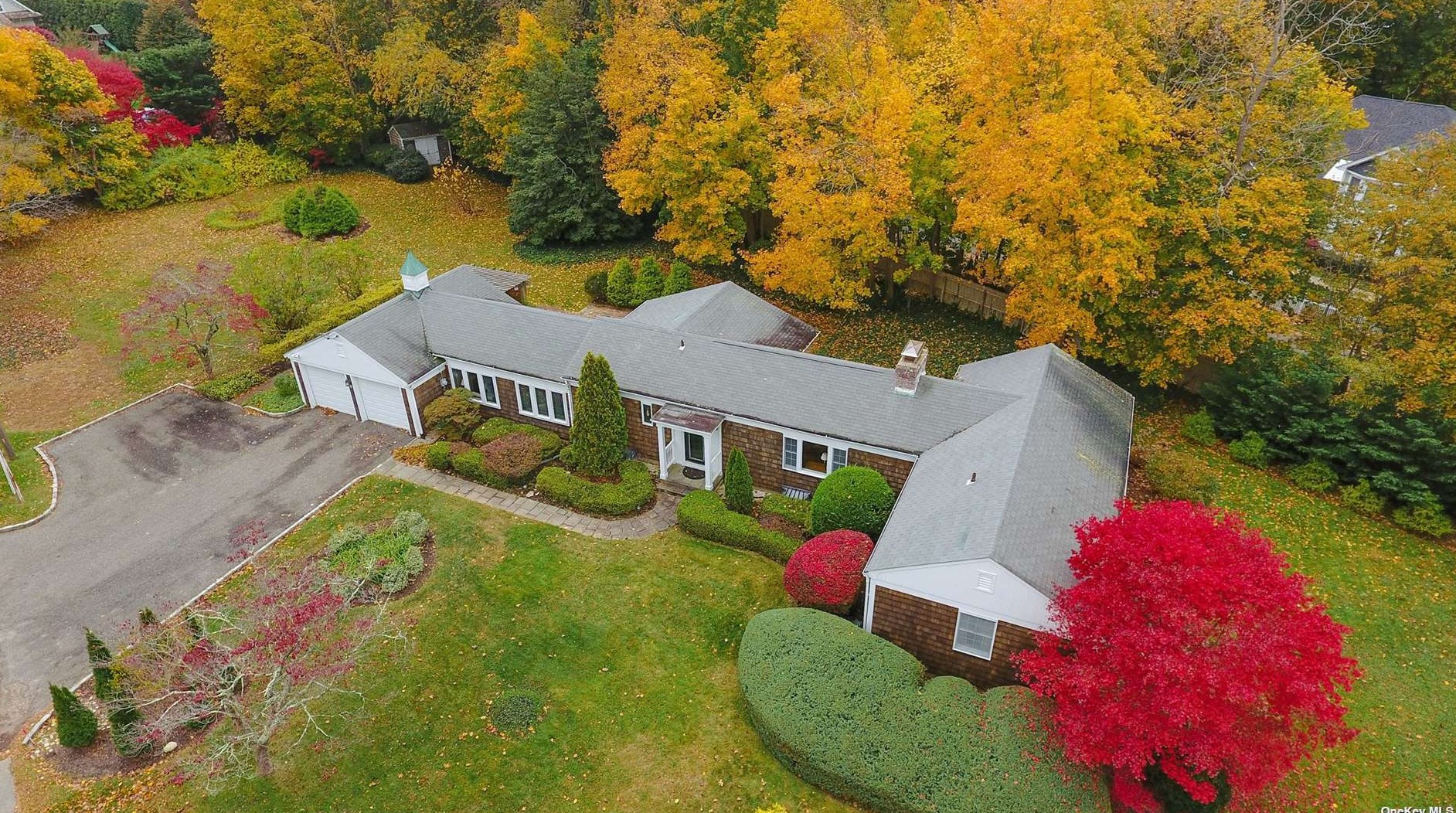 5 Fleetwood Dr, Hunt NY 11743-1332 exterior