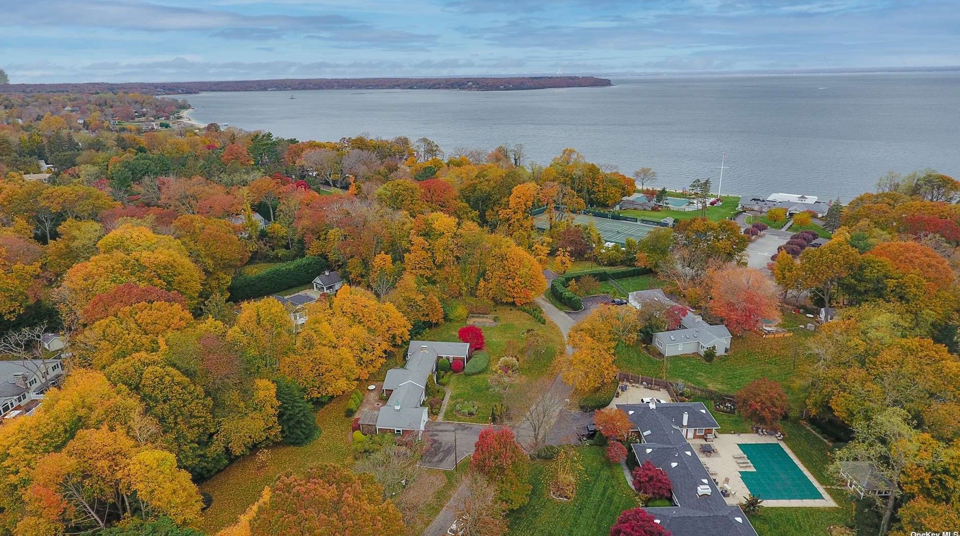 5 Fleetwood Dr, Hunt NY 11743-1332 exterior