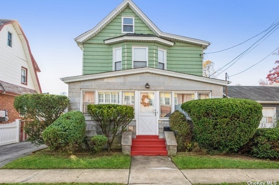 18 Davison Ave, Lynbrook, NY 11563-1705