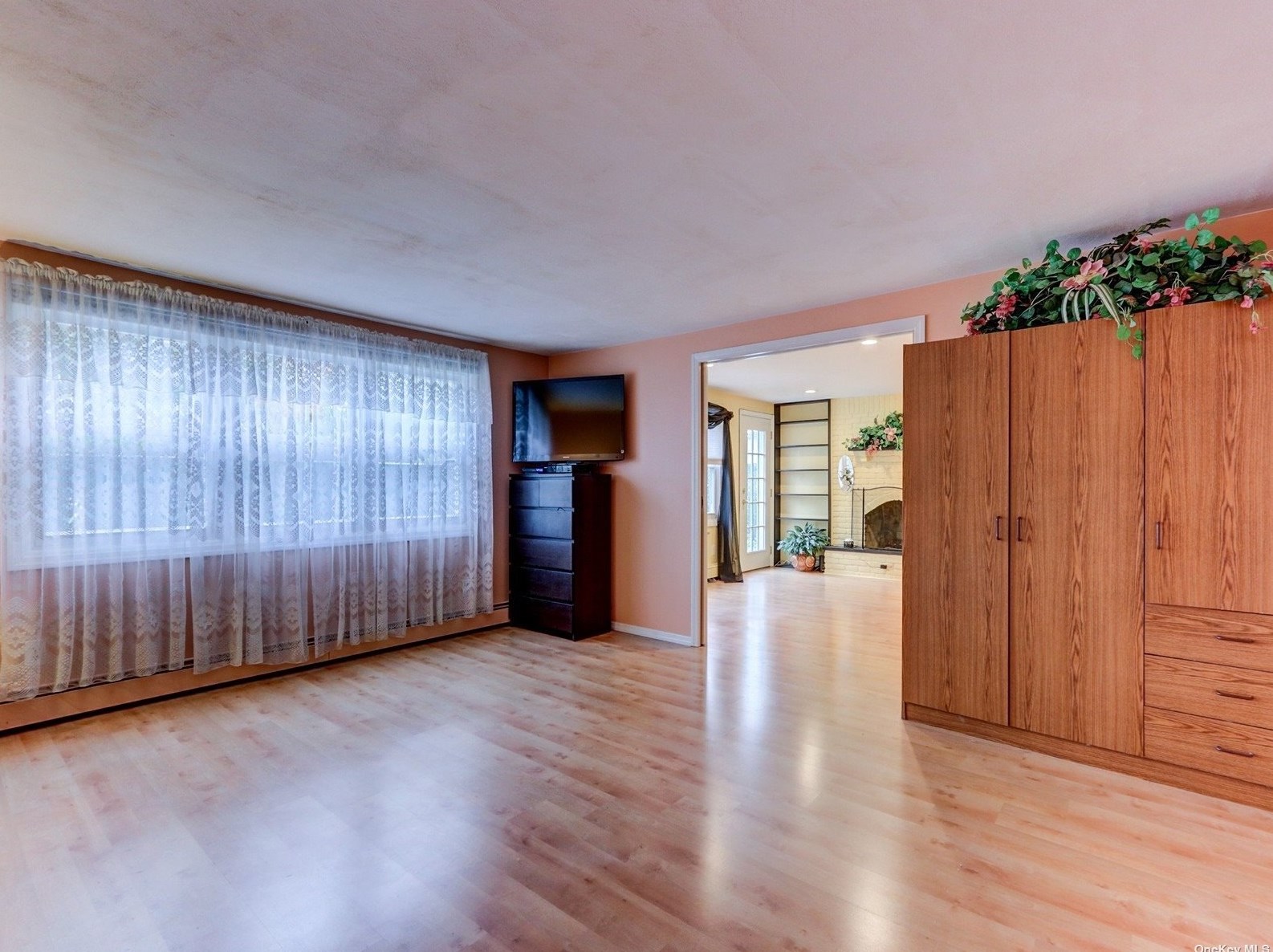 103 Twig Ln, Plainedge, NY 11756-1814