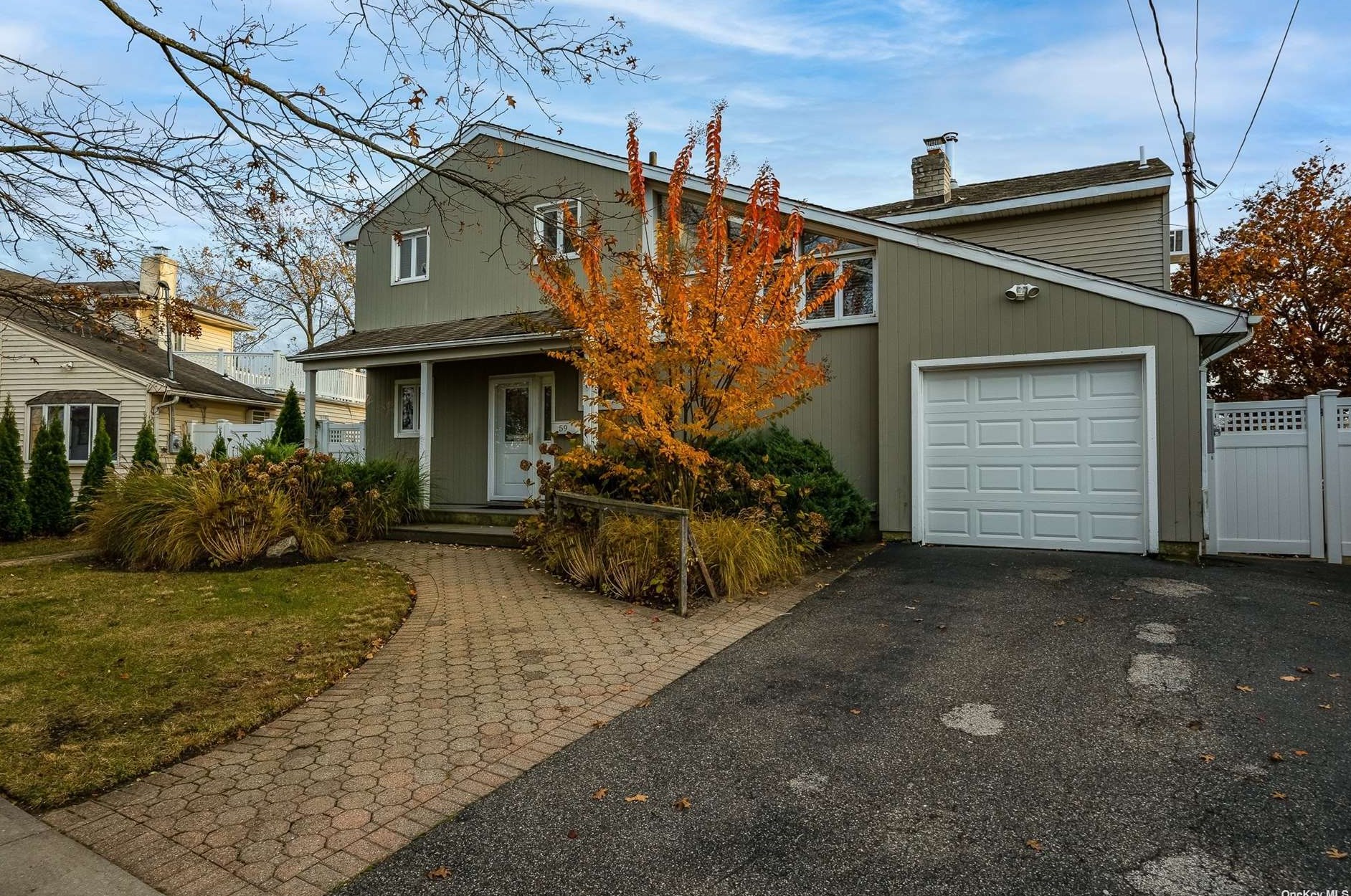 59 Ann Dr, Freeport, NY 11520-5706
