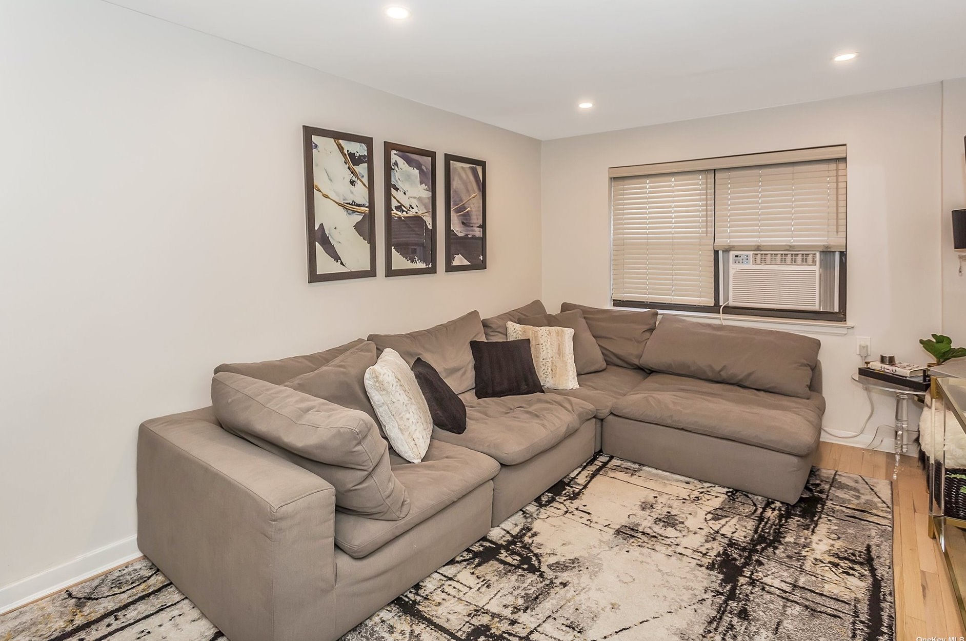 218-10 43rd Ave, Flushing, NY 11361