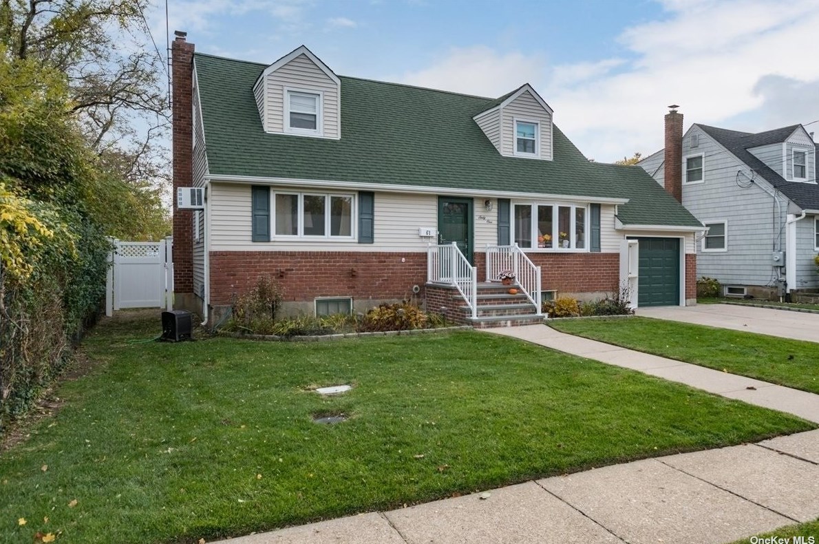 61 16th St, Hicksville, NY 11801-1138