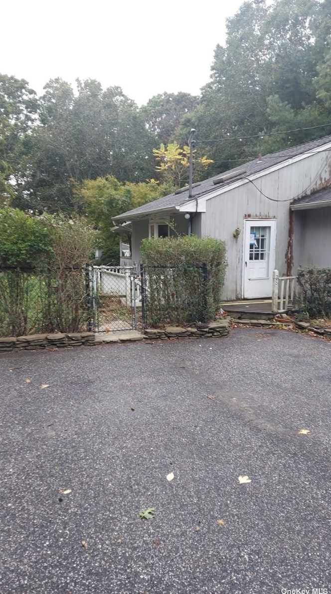 28 Apple Rd, South Hampton, NY 11968-2355