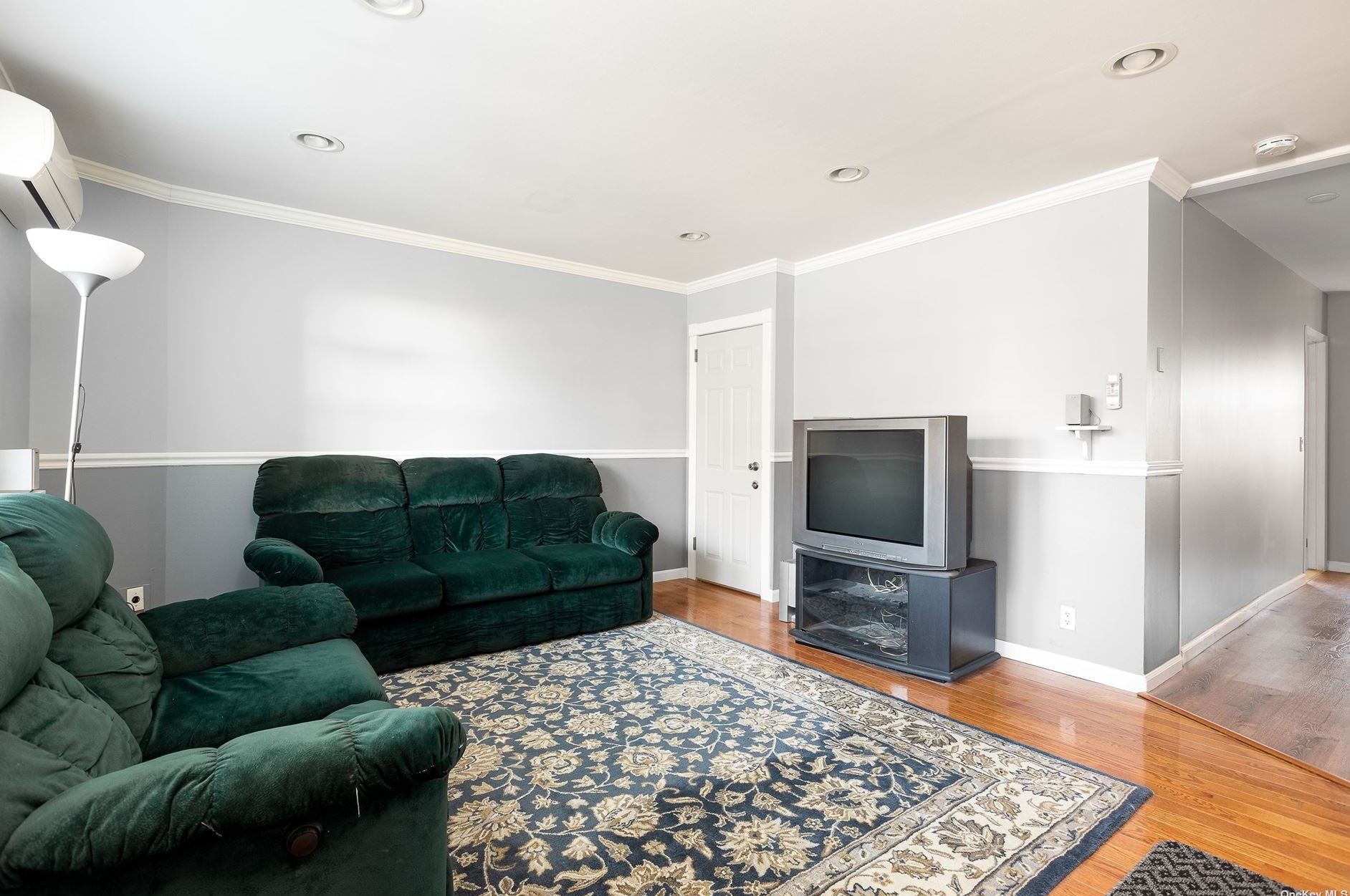 64-20 83rd Pl, Flushing, NY 11379-5415