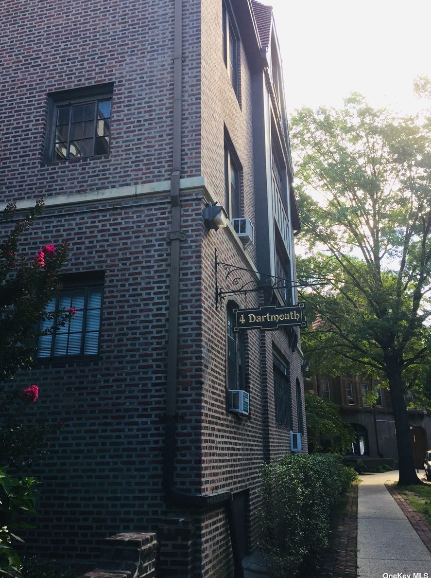 4 Dartmouth St, Flushing, NY 11375-5169