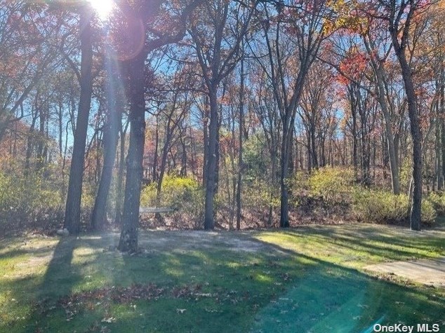 20 Chase Cmns, Yaphank, NY 11980-2005