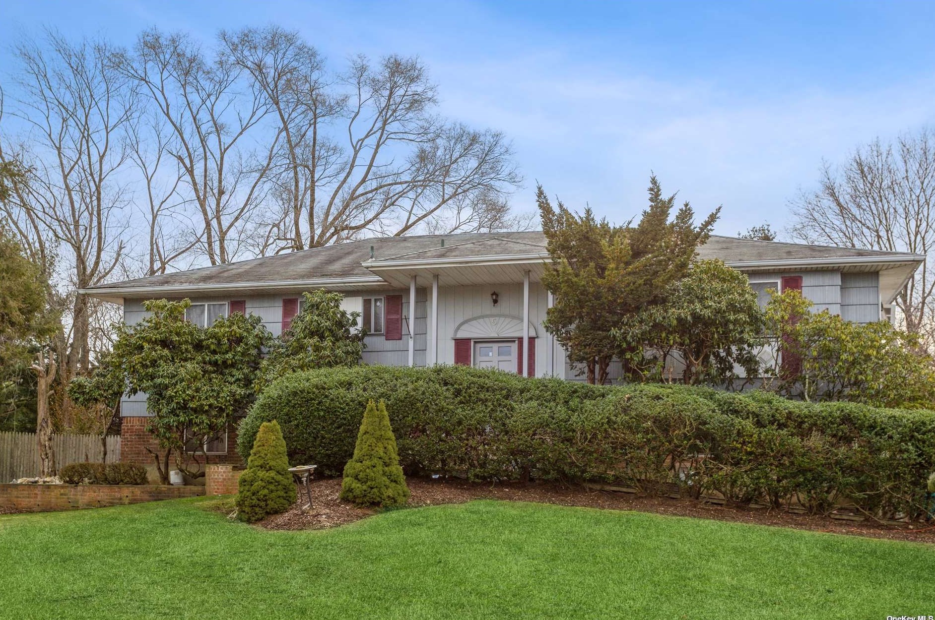 5 Olympia Ct, Elwood, NY 11731
