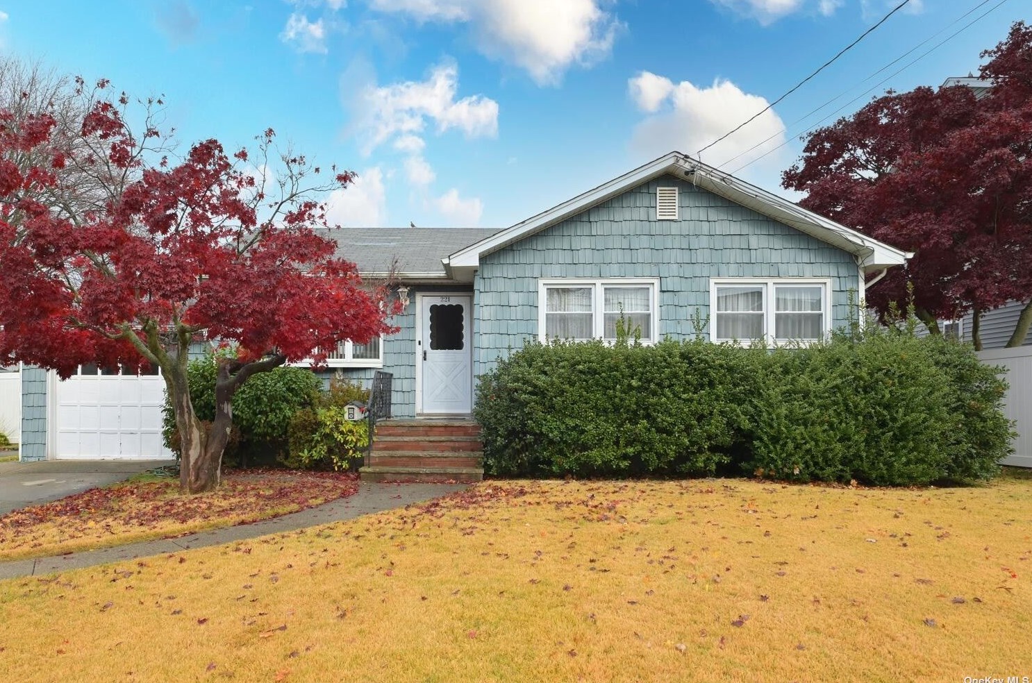 221 Hickory St, East Massapequa, NY 11758-2923