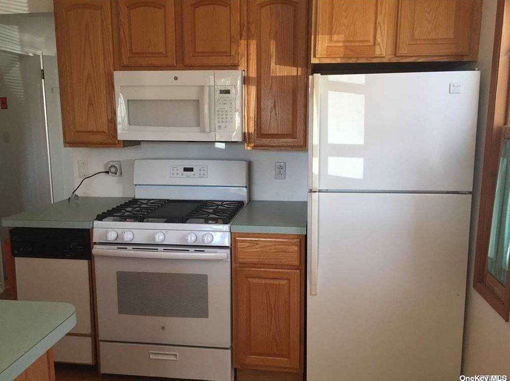 83-39 266th St, Floral Park, NY 11004