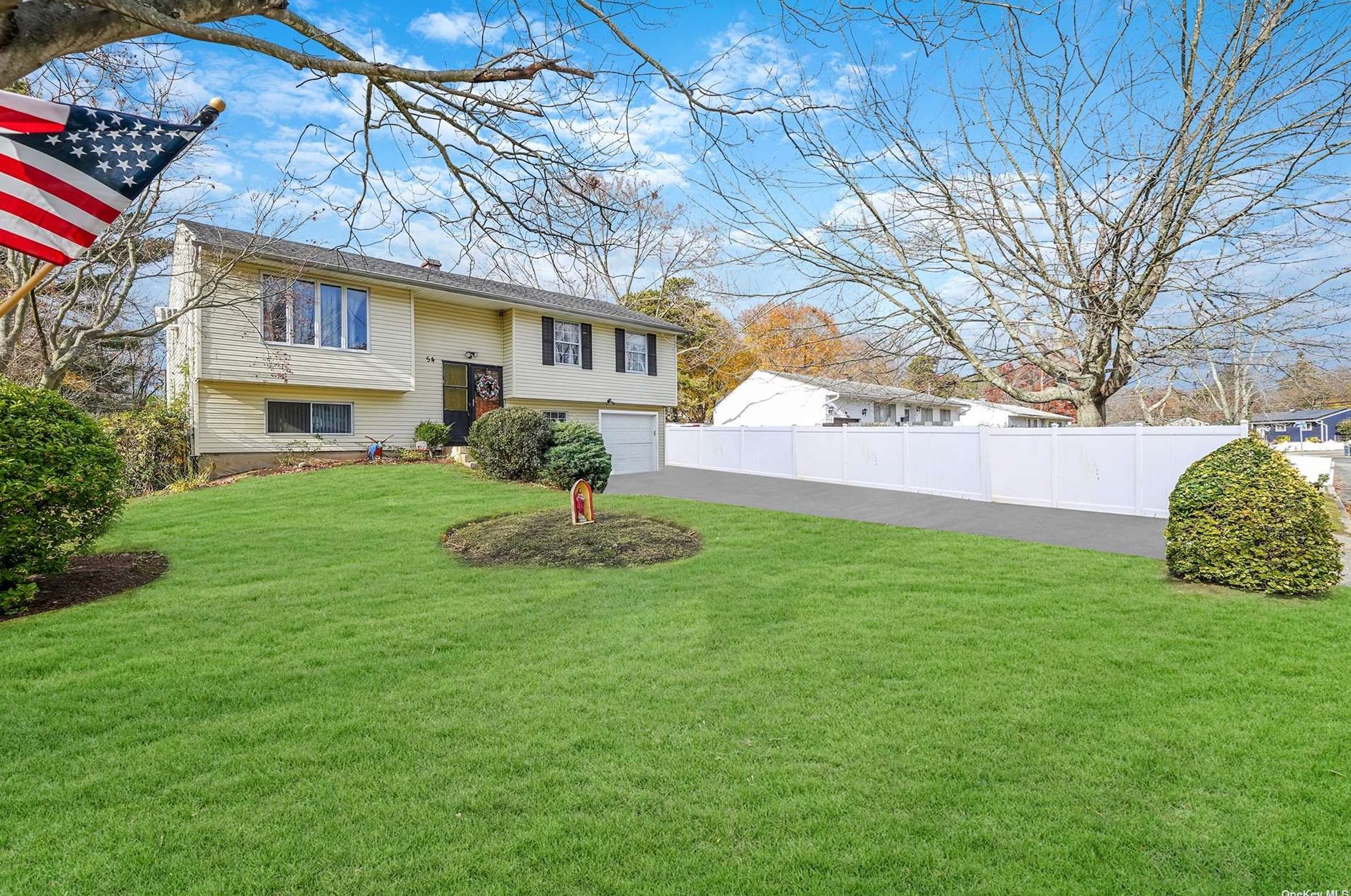 54 Lloyd Dr, Pine Air, NY 11717-7413