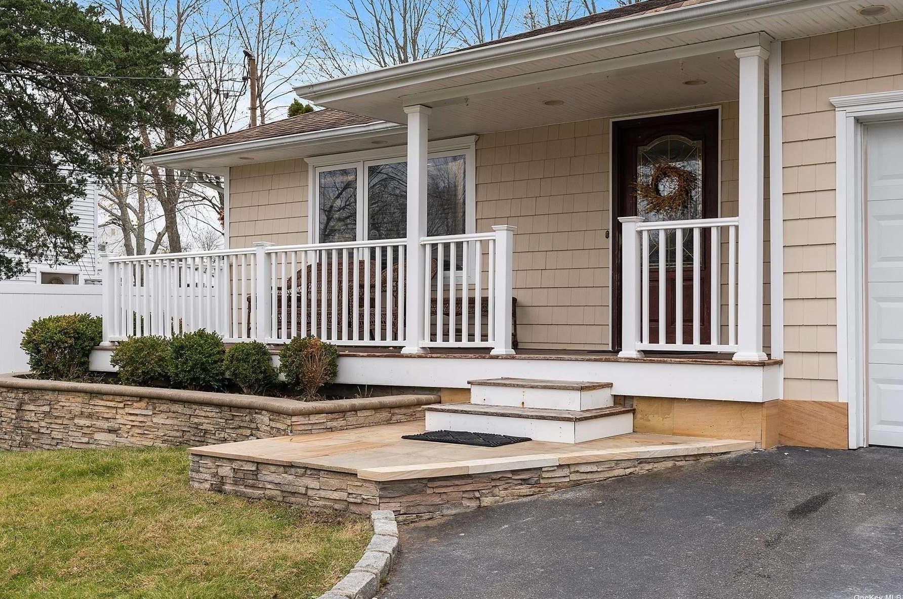 13 Franklin Ave, Selden, NY 11784-1909