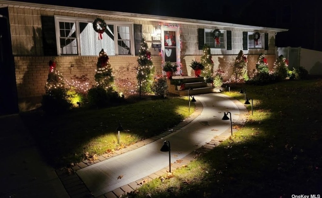 1039 Owasco Rd, Hempstead, NY 11552-4220