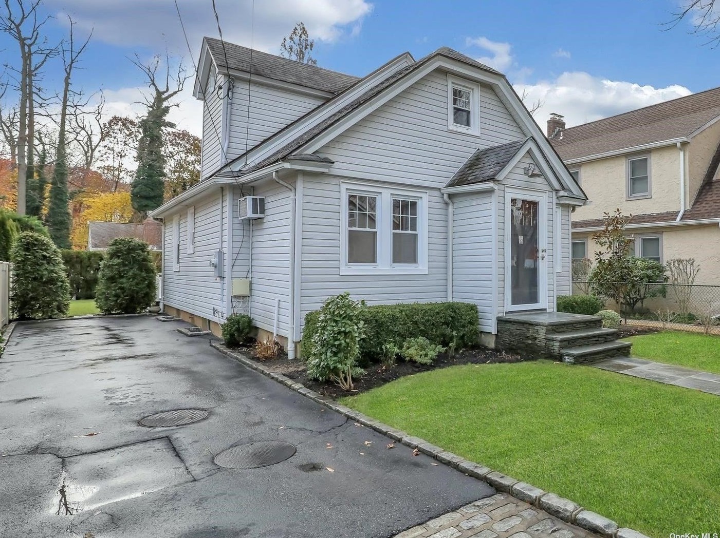 8 4th St, North Hills, NY 11030-3113