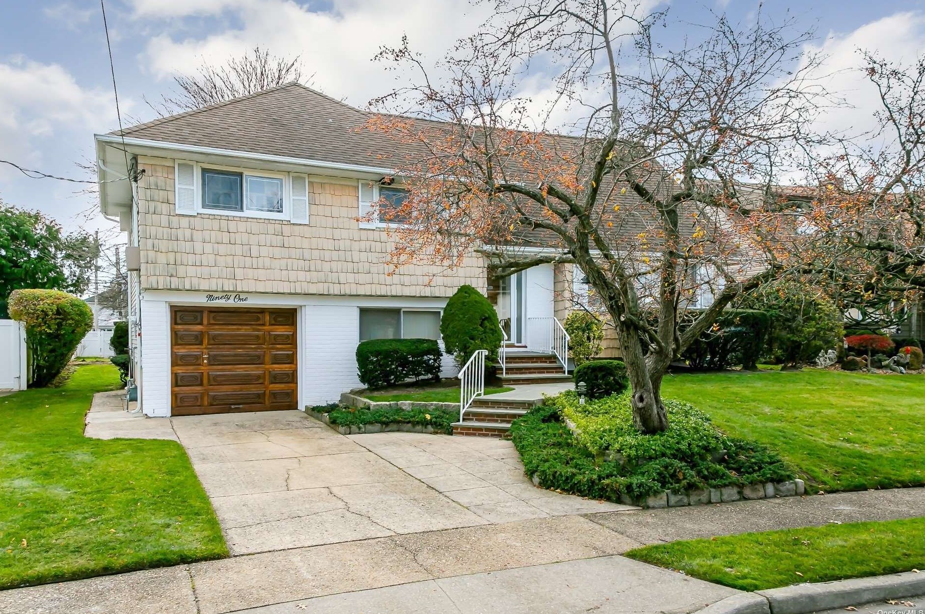 91 Murray Dr, Rockville Centre, NY 11572-5721
