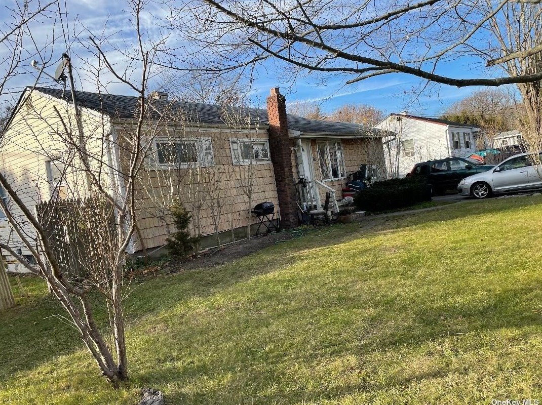 606 Station Rd, North Bellport, NY 11713-1613