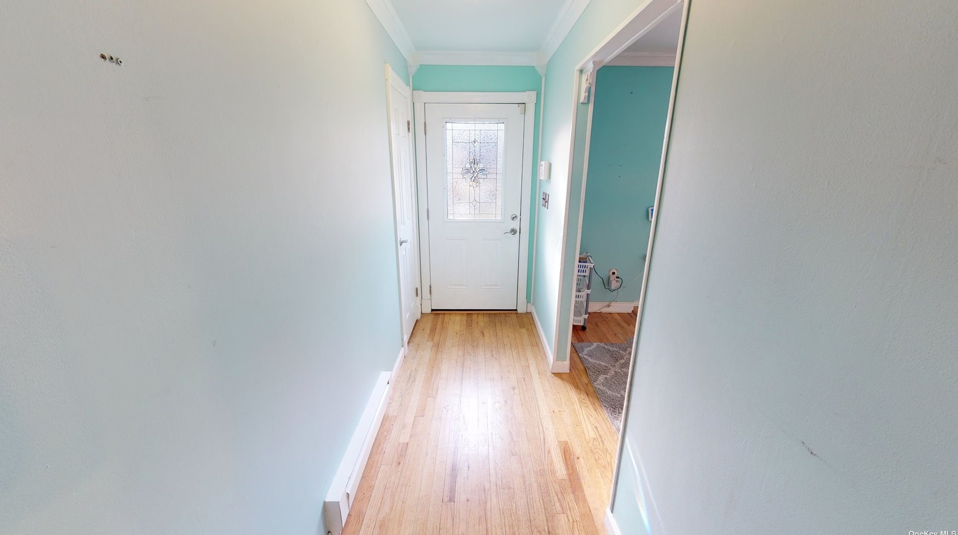 1 Roslyn Ave, Selden, NY 11784-3226