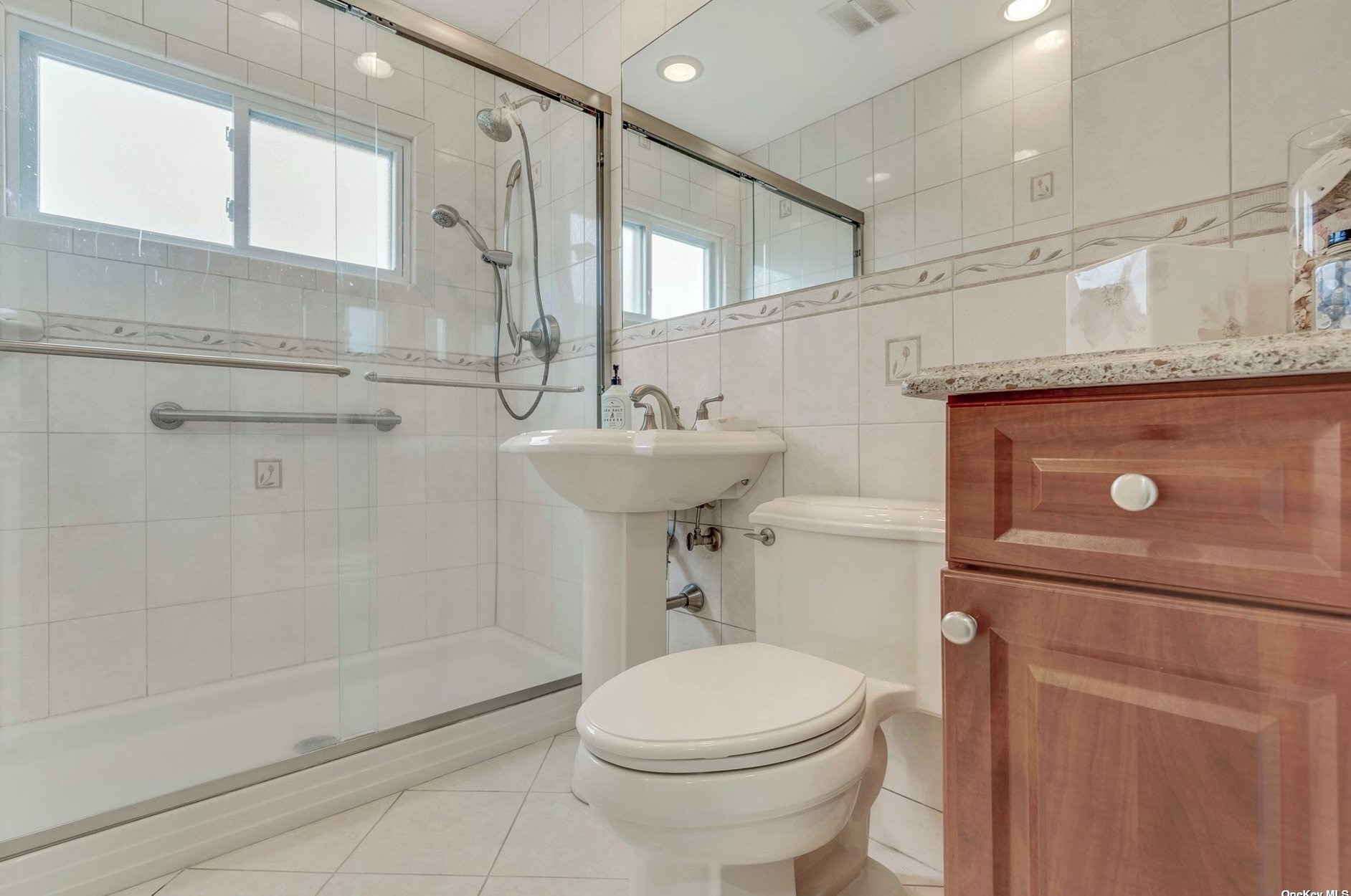 52 Apollo Ln, Hicksville NY 11801-4441 exterior