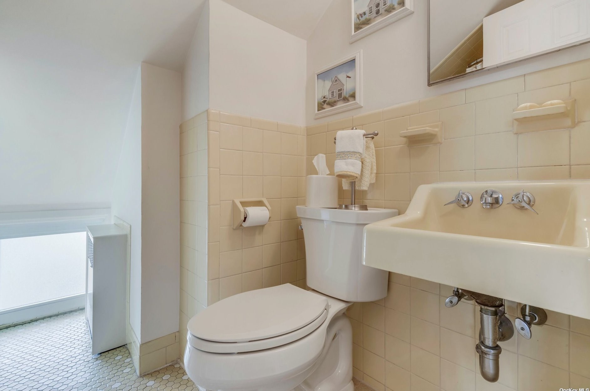 52 Apollo Ln, Hicksville NY 11801-4441 exterior