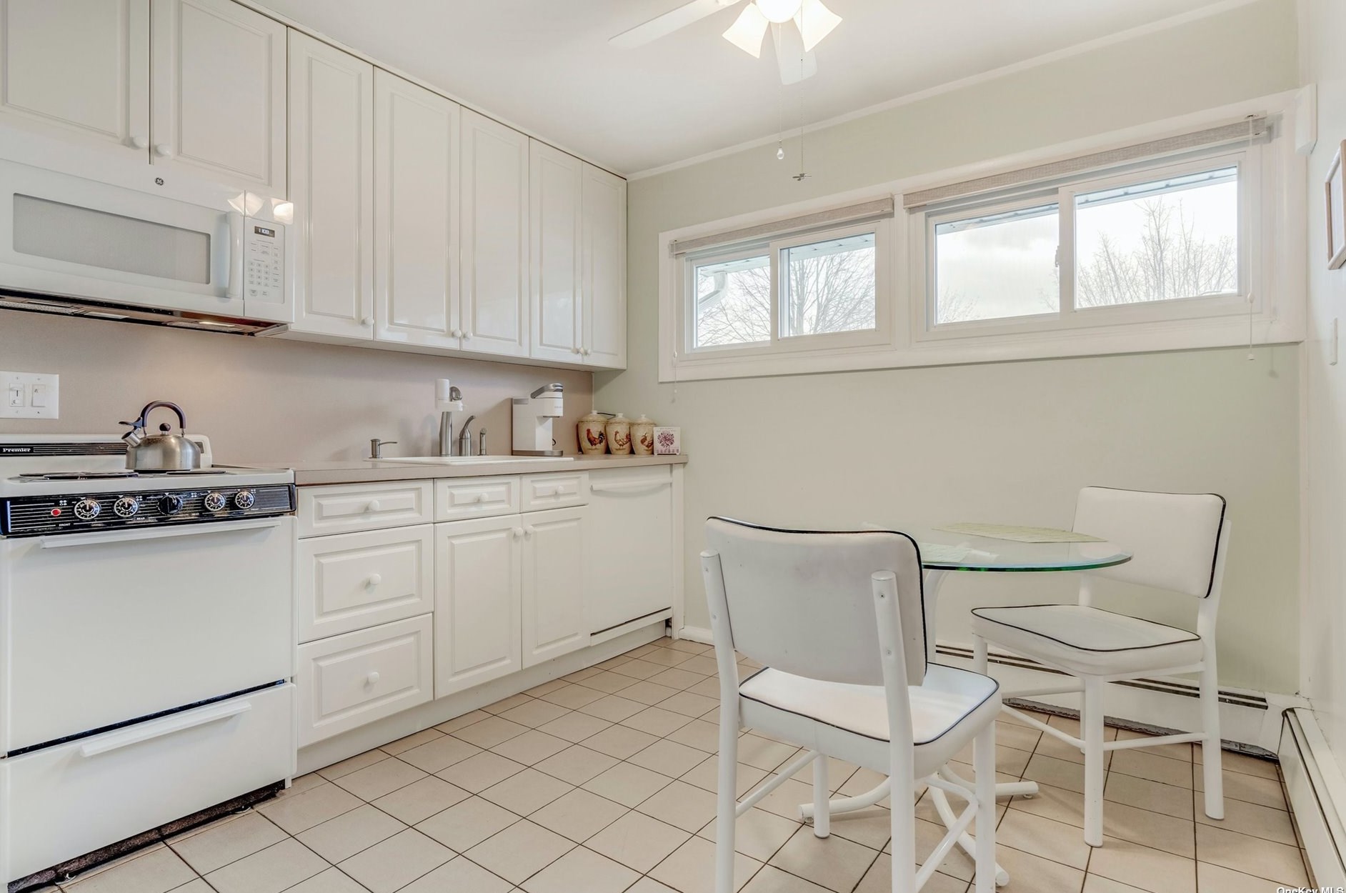 52 Apollo Ln, Hicksville NY 11801-4441 exterior