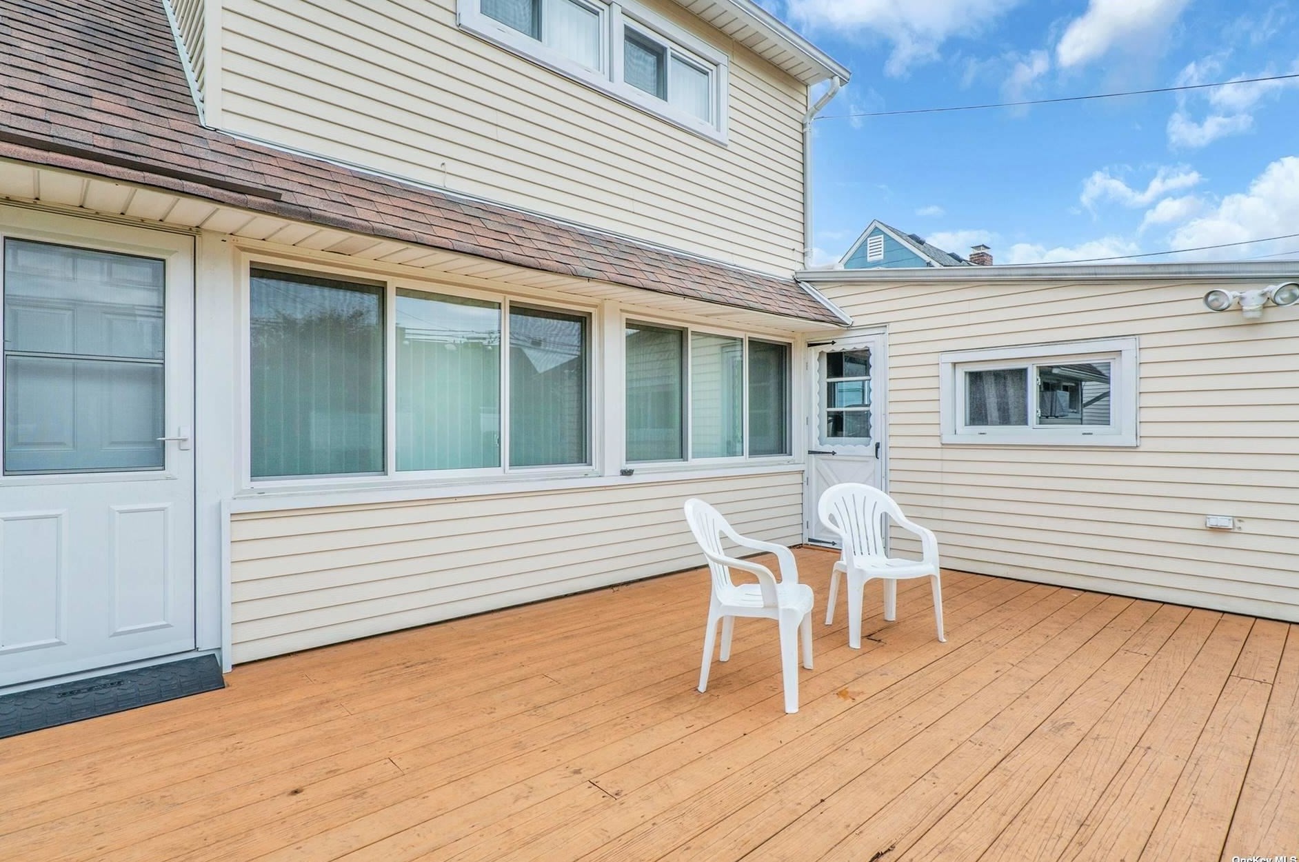 52 Apollo Ln, Hicksville NY 11801-4441 exterior